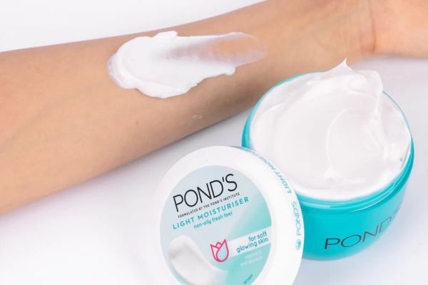 POND’S Light Moisturiser Non-Oily Fresh Feel With Vitamin E + Glycerine